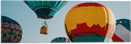 Vlag - Man in Mandje onder Kleurrijke Luchtballon omringd door Luchtballonnen - 60x20 cm Foto op Polyester Vlag