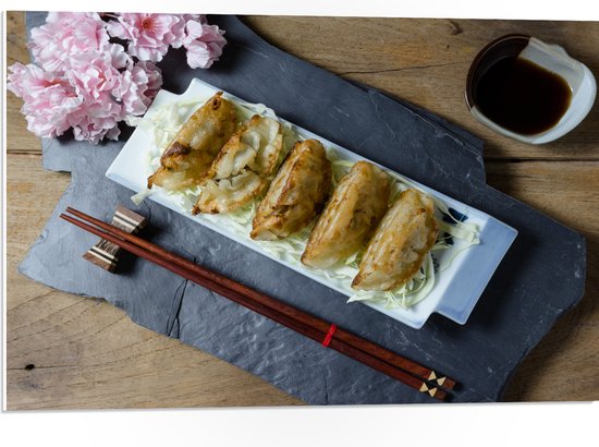 PVC Schuimplaat - Verse Dumplings op Schaal - 75x50 cm Foto op PVC Schuimplaat (Met Ophangsysteem)