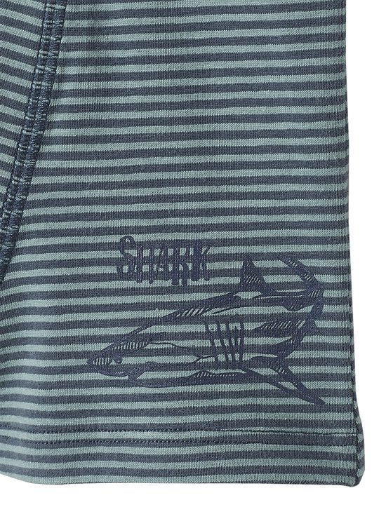 Donkergroene jongensboxershort met blauwe strepen en een haai print.