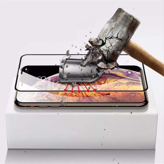Een hamer slaat op een gehard glazen screenprotector op een smartphone.