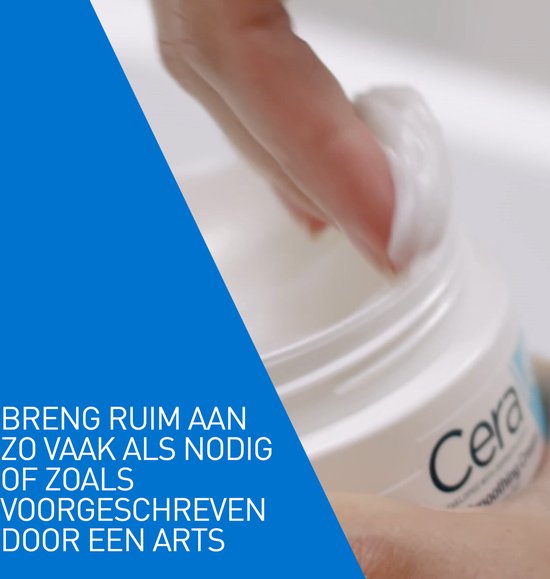 Hand haalt CeraVe crème uit een pot, voor ruim aanbrengen naar behoefte.