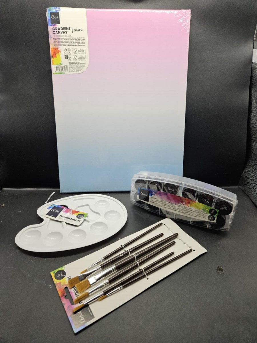 schilder set - canvas waar kleur overgaat van roos naar blauw - verf, penselen en palet.
