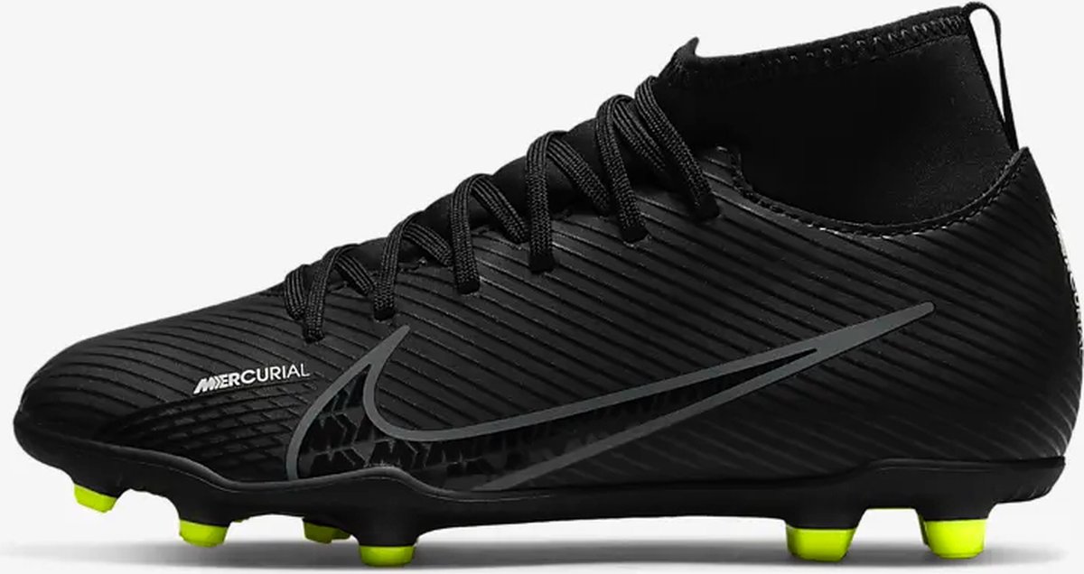 Zwarte Nike JR Superfly 9 Club voetbalschoenen met groene noppen, ontworpen voor jonge voetballers.