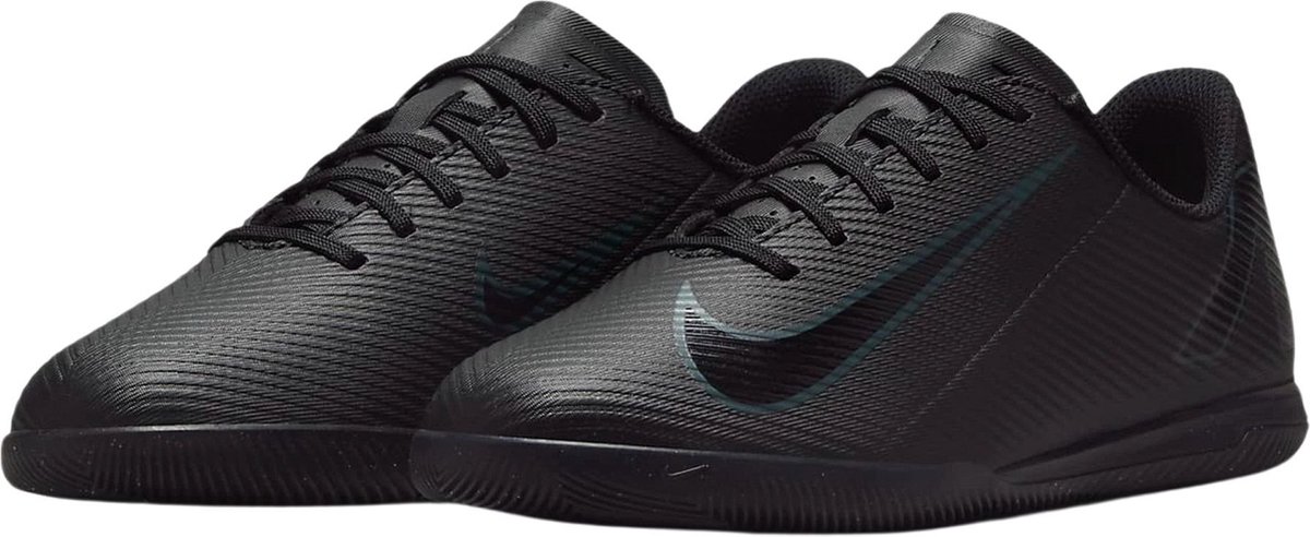 Zwarte Nike Vapor 16 Club IC zaalvoetbalschoenen voor kinderen, maat 33.5, met FlyTouch Lite bovenwerk.