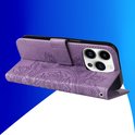 Étui de téléphone violet avec relief floral, ouvert, montrant la caméra du téléphone.