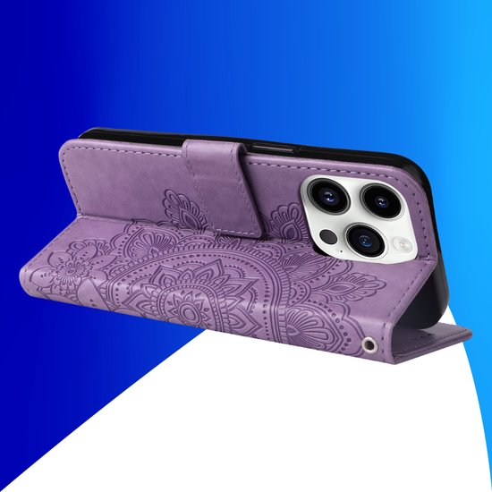 Étui de téléphone violet avec relief floral, ouvert, montrant la caméra du téléphone.