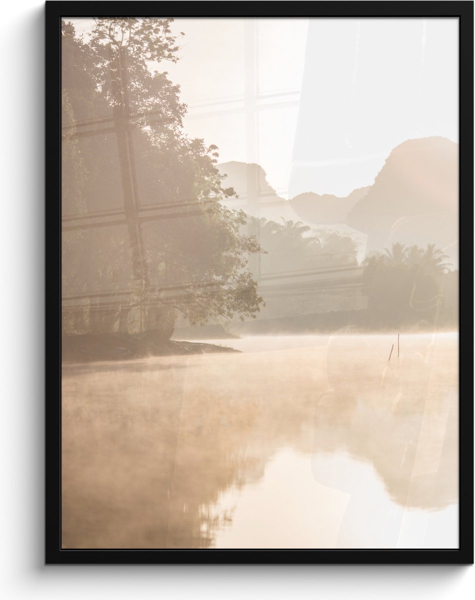 FrameYourWall Poster in lijst - Fotolijst 60x80 cm - Posters - Landschap - Bos - Water - Mist - Beige - Posterlijst zwart - Wanddecoratie badkamer - Muurdecoratie WC - Decoratieve accessoires - Toilet muur decoratie Beige - Landschap