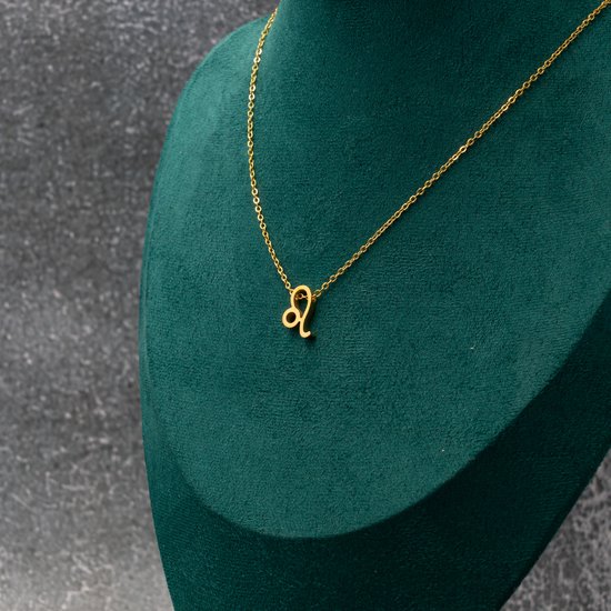 Gouden ketting met leeuw-symbool op een groene buste.