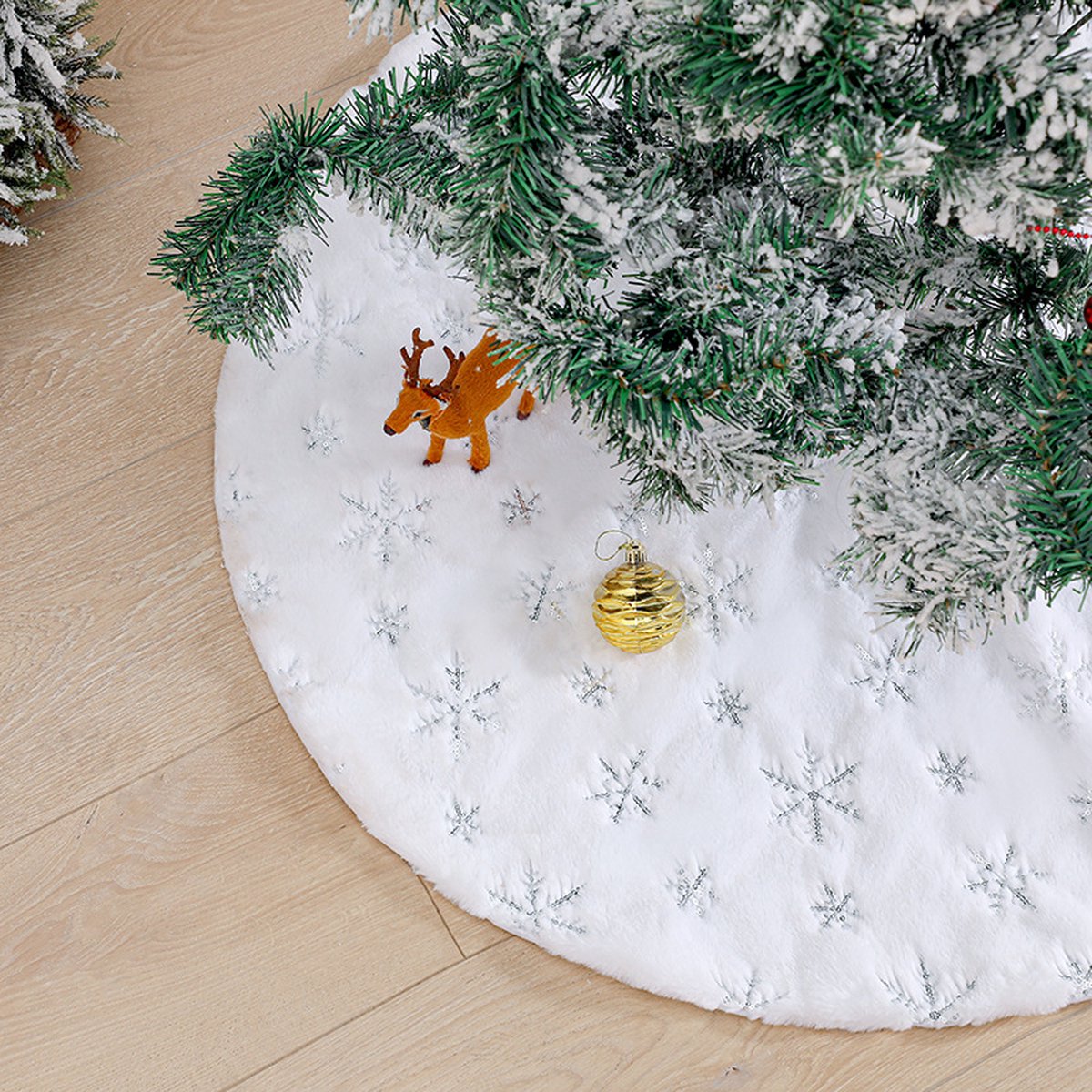 Kerstkaart met een witte kerstboom en een rode