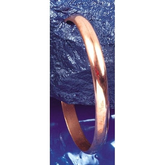 Een glimmende, koperkleurige armband tegen een donkerblauwe achtergrond.