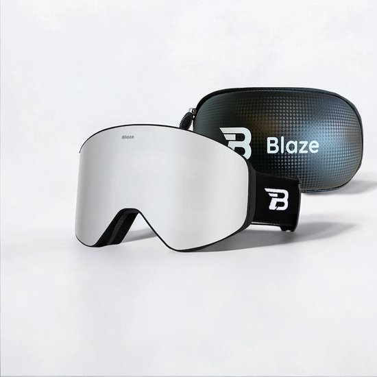 Blaze skibril met zilver spiegelend glas en zwart band met logo, naast een zwart etui.