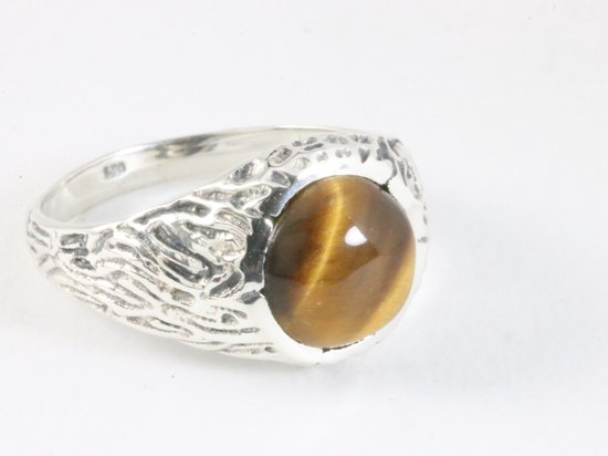 Zilveren ring met tijgeroog en textuurpatroon op de band, gezien vanaf de zijkant.