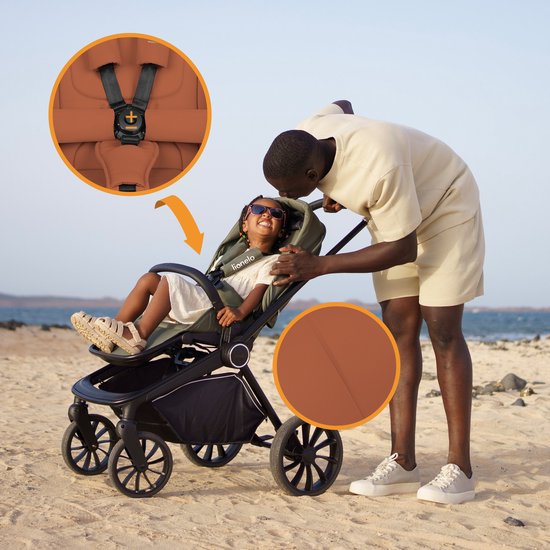 Een man met een kind op een zandstrand bij de zee, met close-ups van de veiligheidsgordel en de bruine stof van de kinderwagen.