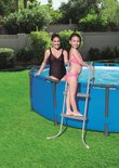 Moeder en dochter in een blauwe ronde zwembad met ladder.