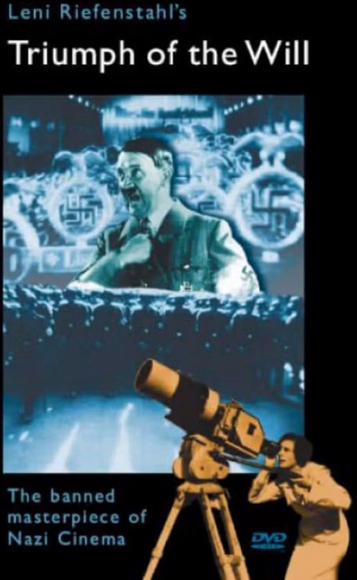 Leni Riefenstahl's Triumph of the Will. Adolf Hitler spreekt. Een camera op statief is gericht op het podium.
