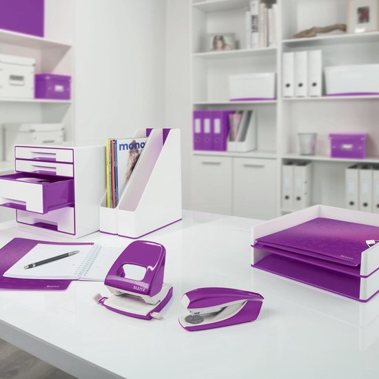 Bureau met paarse Leitz schrijfwaren: lader, nietmachine, perforator en ordner.