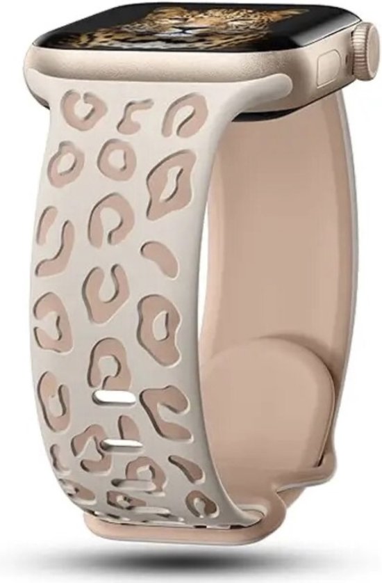 Een Apple Watch met een crème-kleurig siliconen bandje met een subtiel panterprint patroon.