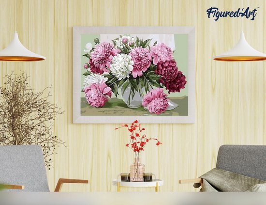 Schilderij van pioenrozen in een vaas, ingelijst en hangend in een woonkamer.