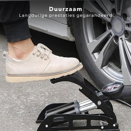 Voet drukt op zwarte fietspomp naast een autoband.