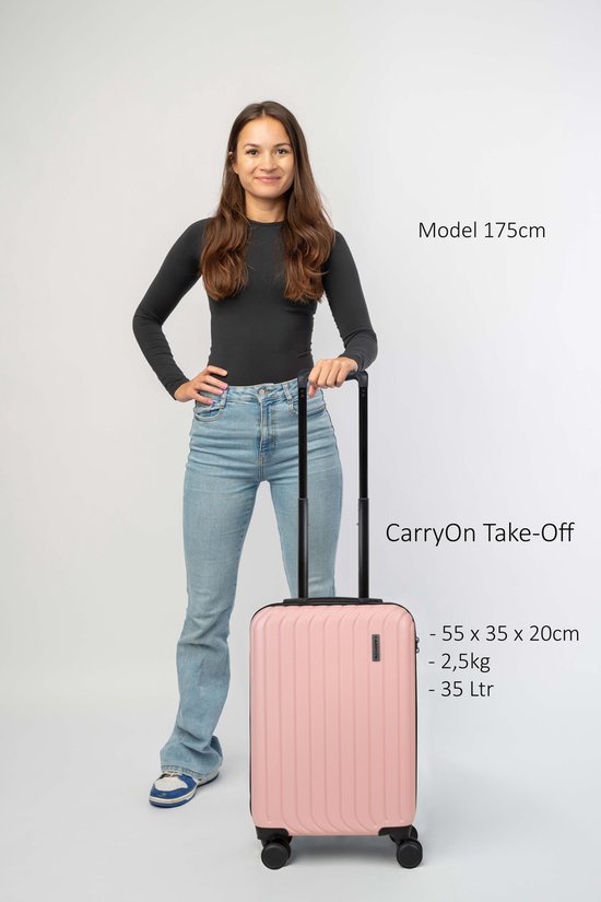 Vrouw van 175cm poseert met een roze CarryOn koffer. Afmetingen: 55x35x20cm, 2.5kg, 35L.