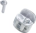 Een wit JBL Tune Flex 2 oordopje naast het open transparante oplaaddoosje met een oordopje erin.