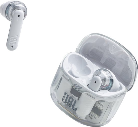 Een wit JBL Tune Flex 2 oordopje naast het open transparante oplaaddoosje met een oordopje erin.