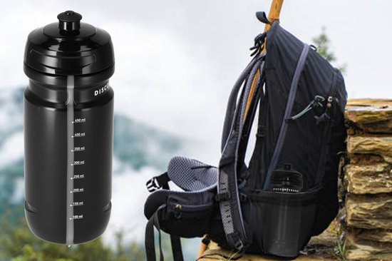 Zwarte sportfles van 600 ml met maatstreepjes, geplaatst in de houder van een zwarte rugzak.
