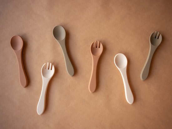 Jikkies® - Siliconen Kinderbestek Set - Peuter Bestek - Lepel & Vork - Olijf Groen - Veilig - Getest op EN-norm - Duurzaam - Kindvriendelijk - 100% Siliconen - Vaatwasserbestendig - Magnetronbestendig - Oefenbestek - Ergonomisch bestek van Jikkies — afbeelding 3