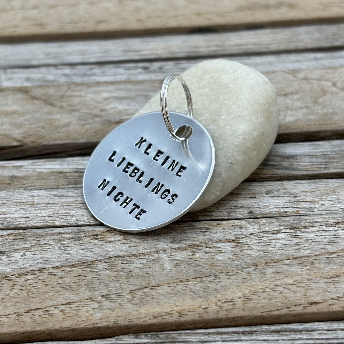 32 mm Aluminium INCLUSIEF GRAVEREN Gepersonaliseerde Hand gestempelde Classic hotel sleutelhanger, Retro Sleutelhanger met naam of nummer Gravering
