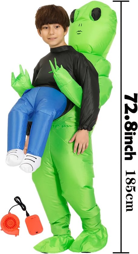 Costume vert d'alien gonflable porté par un garçon. Le garçon est tenu dans les bras de l'alien. Ventilateur et boîtier de batterie inclus.