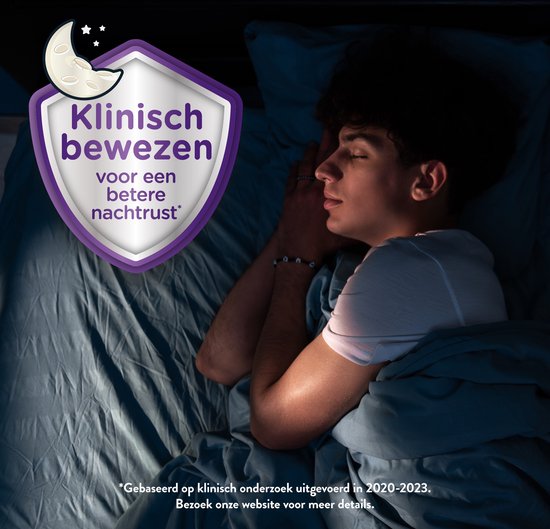 Jongen slaapt rustig, met een schildje 'Klinisch bewezen voor een betere nachtrust'.