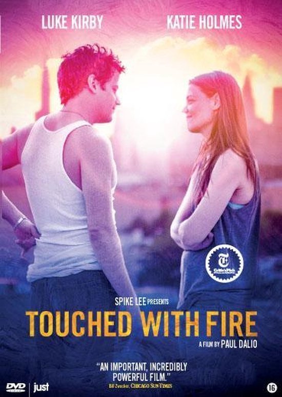 Filmcover 'Touched With Fire' met Luke Kirby en Katie Holmes, een zonsondergang en tekst.