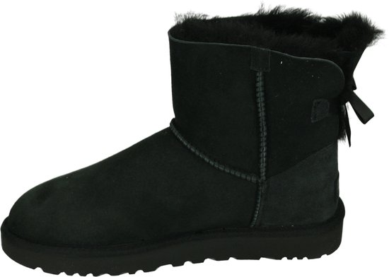 Zwarte UGG mini laars met strik op de achterkant en grijze schapenvacht voering.