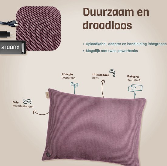 Oudroze gebreid kussen met ribbelpatroon, knoop en label. Met icoontjes voor energiebesparend, uitwasbaar en batterij.