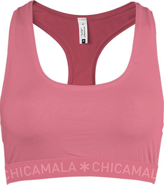 Roze racerback sportbeha met een donkerdere roze voering en merknaam "CHICAMALA" op de elastische band.