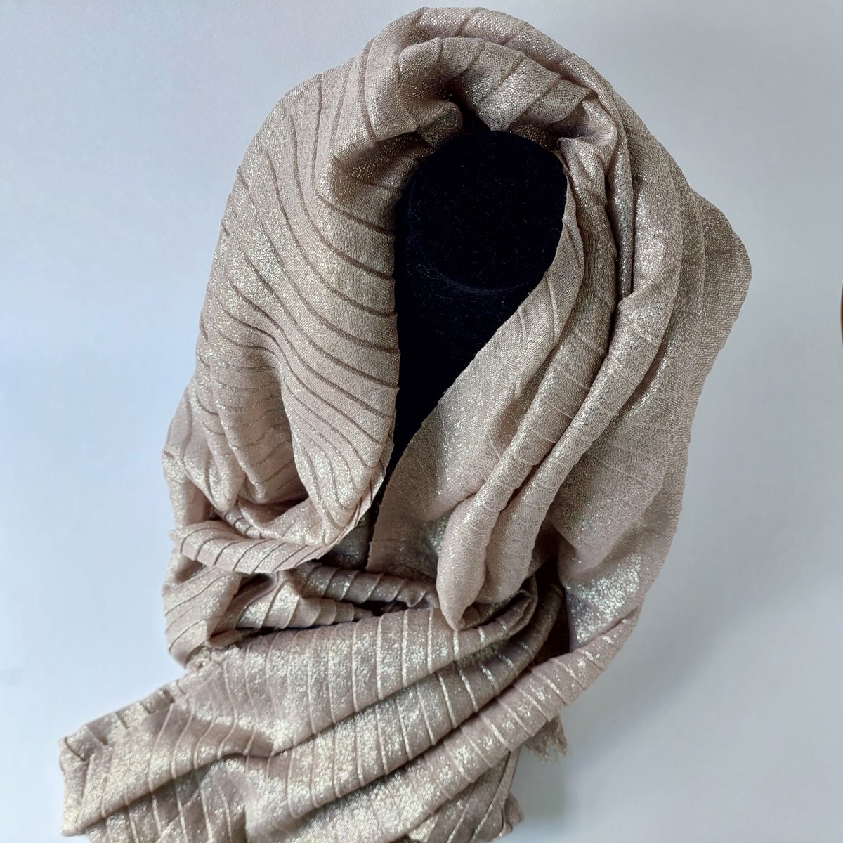 LUCHTIGE SJAAL in de kleur KHAKI met goud glans - zeer soepel - kwaliteit - ook voor feestjes/partijen - happinesstassen