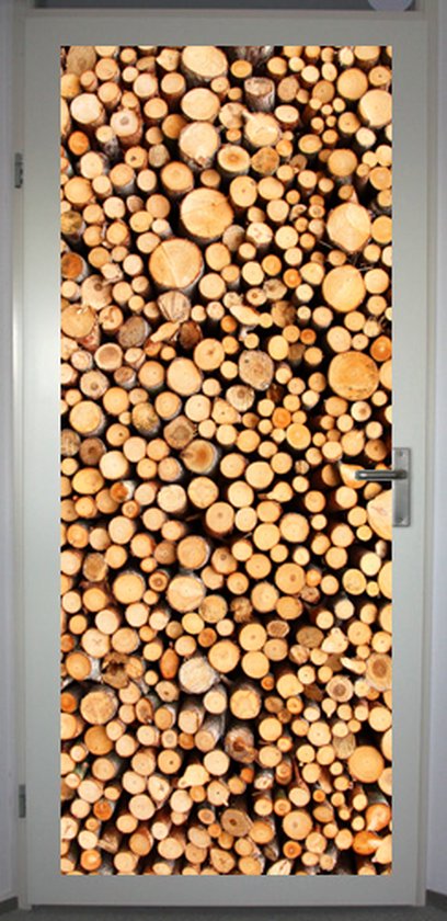 Une porte recouverte d'un autocollant représentant une pile dense de troncs de bois, de tailles et de couleurs variées.