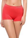 Model in een rode, naadloze boxershort met logo op de tailleband.