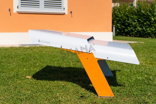 Maairobotgarage ONE 2.1 Custom style STIHL zilver en oranje. Zonnedak van Stihl — afbeelding 2