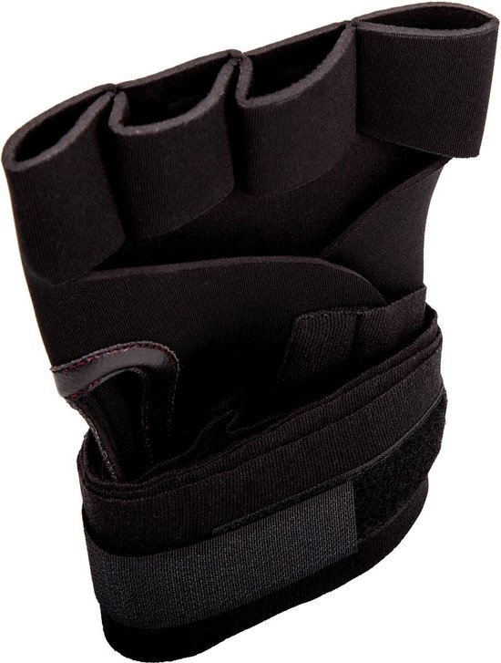 Zwarte Venum handschoen, gezien vanaf de handpalm kant, met bandsluiting.