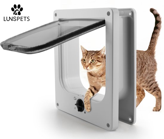 Een grijs kattenluik met een cyperkat die erdoorheen gaat. Het luik heeft een transparante flap en een zwarte draaiknop.
