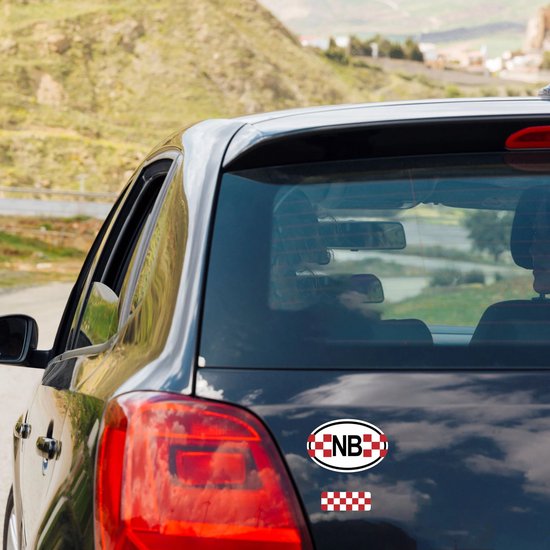 Zwarte auto met op de achterruit een ovale sticker met rode en witte schaakbordrand en "NB".