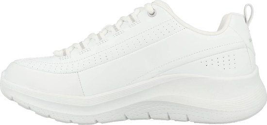Zijaanzicht van een witte Skechers damessneaker met perforaties en dikke witte zool.