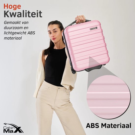 Een vrouw draagt een lichtroze Cabin Max koffer, gemaakt van duurzaam ABS materiaal.