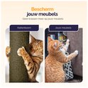 Een oranje kat krabt aan een bruine kattenboom. Een oranje kat krabt aan een bank.