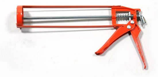 Oranje metalen kitpistool met een grijze staaf en een veermechanisme.