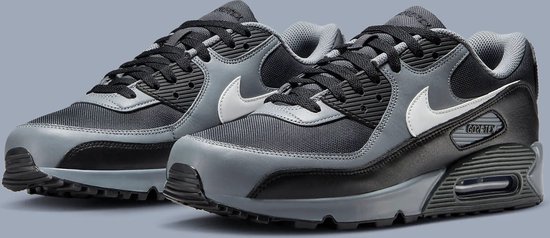 Paar grijze en zwarte Nike Air Max 90 Gore-Tex sneakers met witte swooshes en GORE-TEX logo.