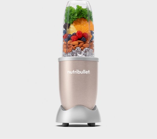 Nutribullet blender in champagnekleur met een beker vol fruit en groenten.