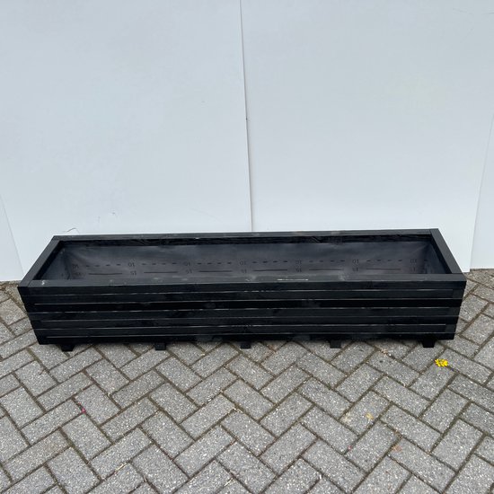 Zwarte houten plantenbak met een gestreept patroon.