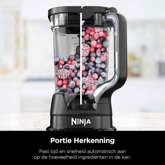Zwarte Ninja blender met een kan half gevuld met bessen en een ander half met diepvriesbessen. De kan heeft maataanduidingen tot 64oz.